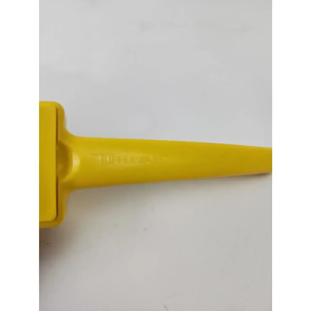 Vintage Tupperware #1465 Yellow Corn Cob Butter Spreader Built In Salt Shaker